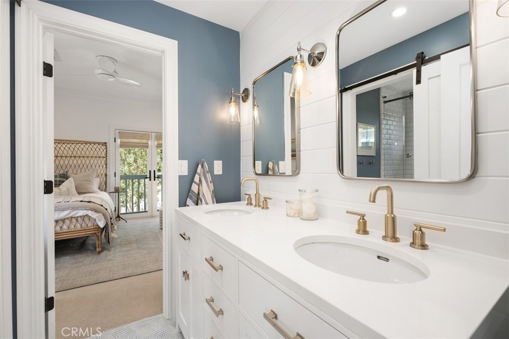 315 W Avenida Valencia