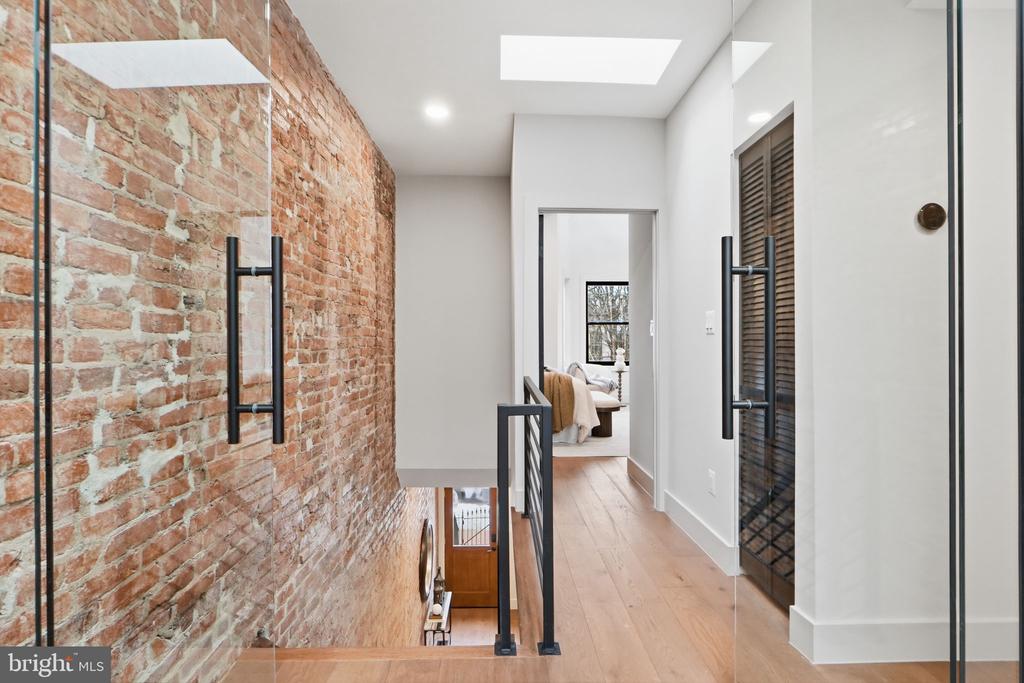 207 F STREET NE