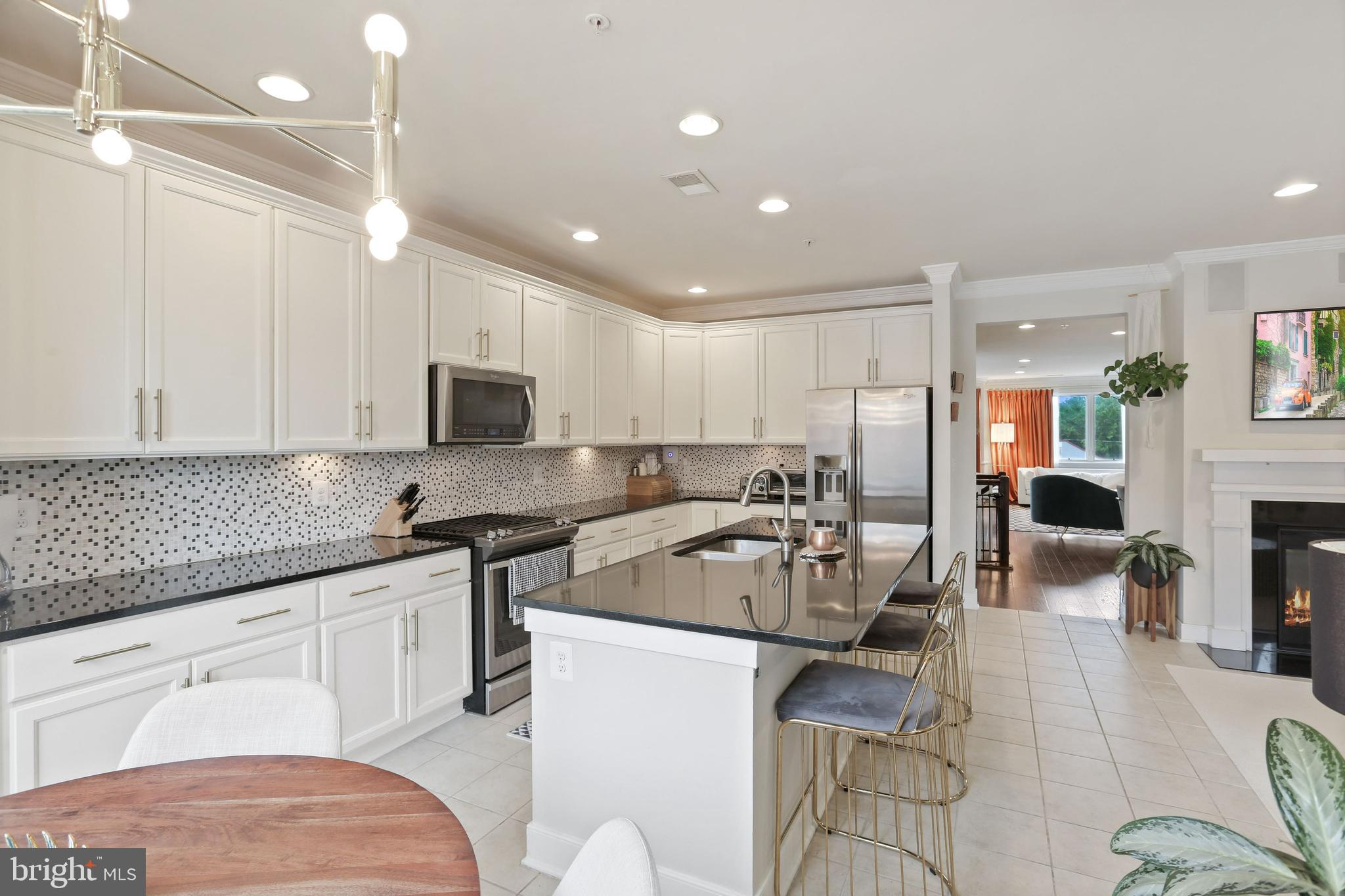 2117 RICHMOND HWY #102