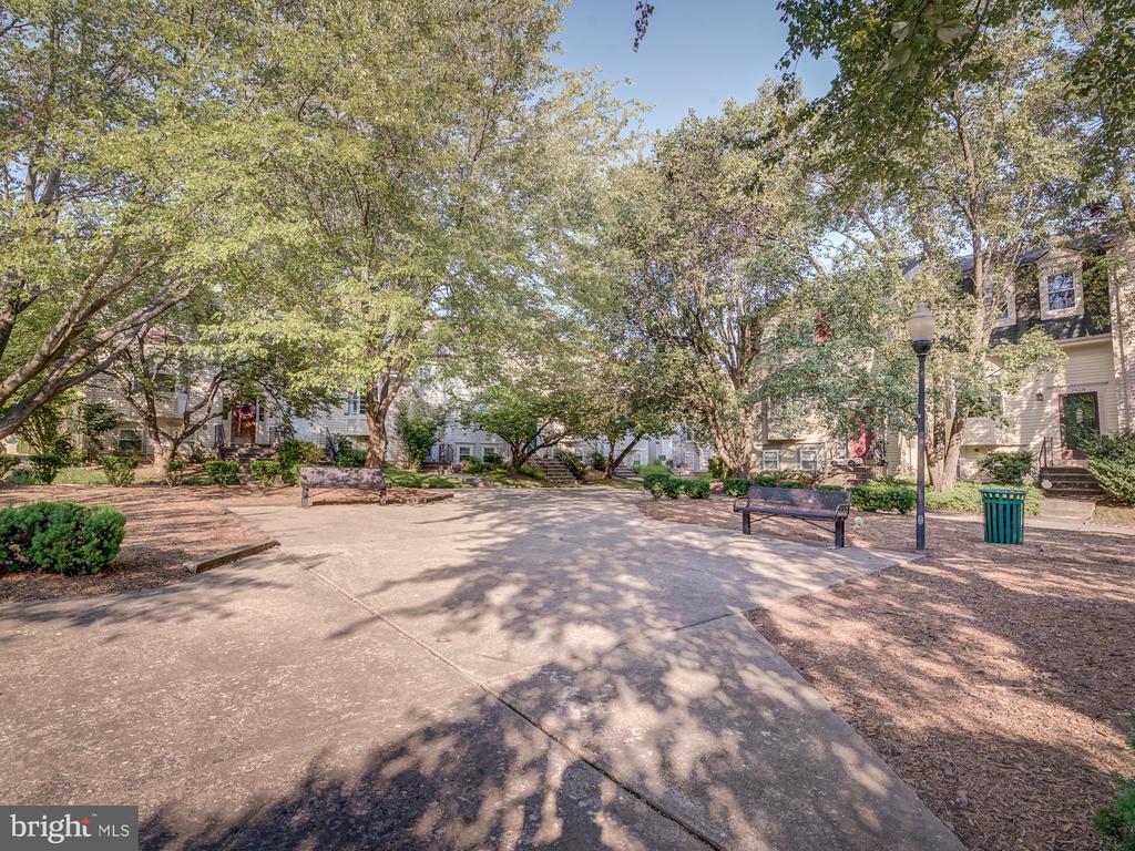 2400 RIDGEHAMPTON CT