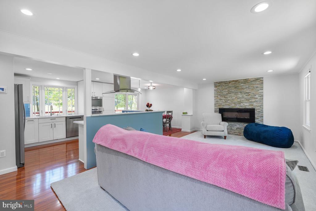 7937 FREEHOLLOW DRIVE