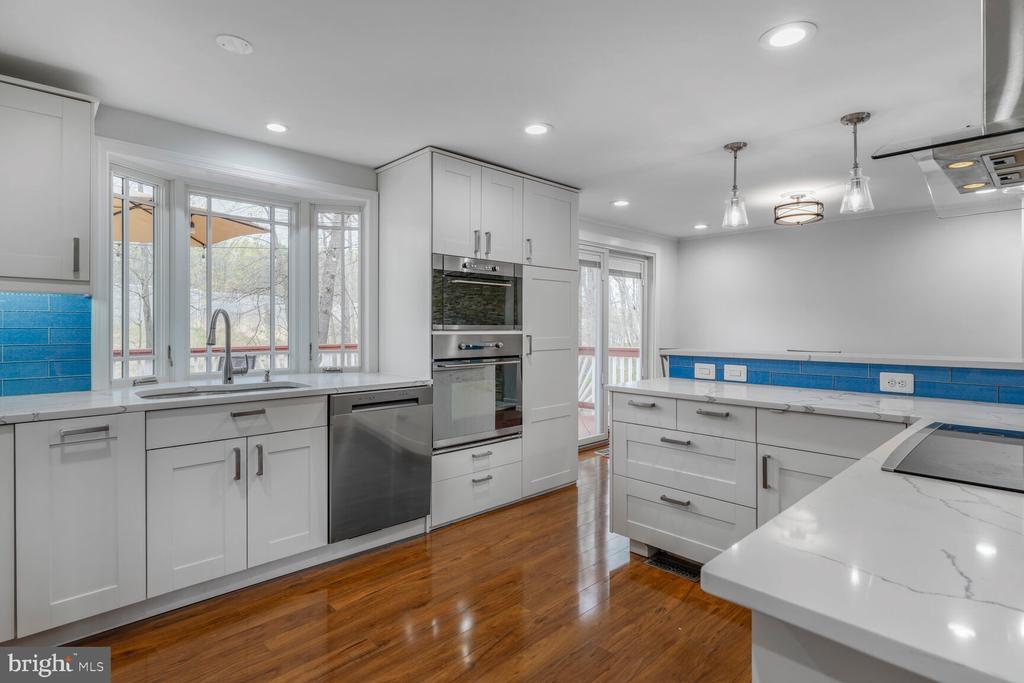 7937 FREEHOLLOW DRIVE