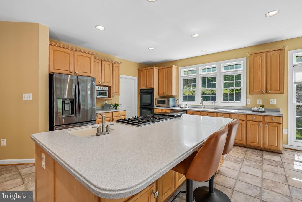 8220 ROSELAND DRIVE