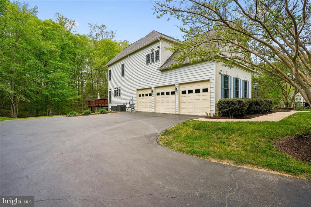 8220 ROSELAND DRIVE