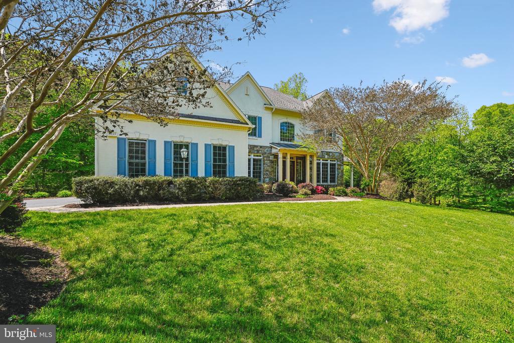 8220 ROSELAND DRIVE