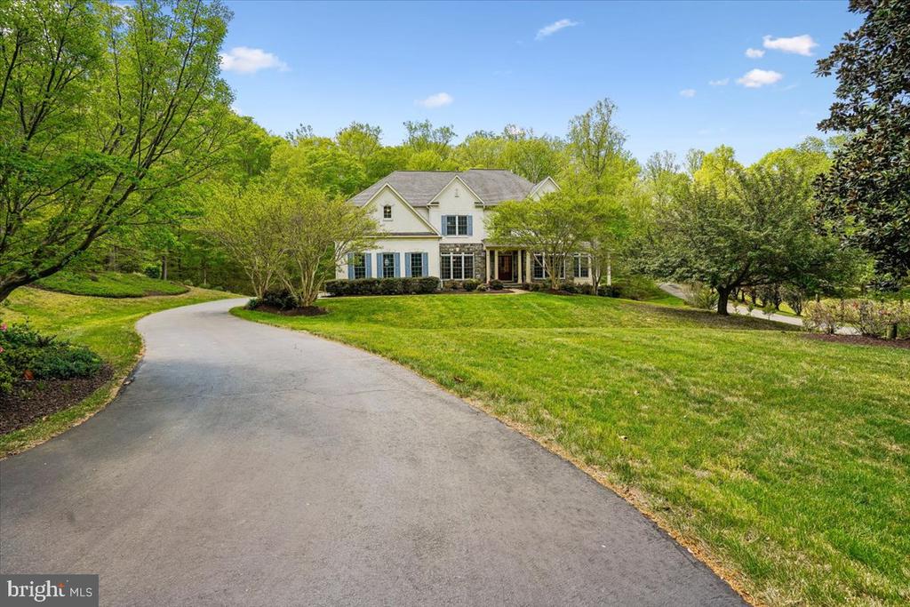 8220 ROSELAND DRIVE