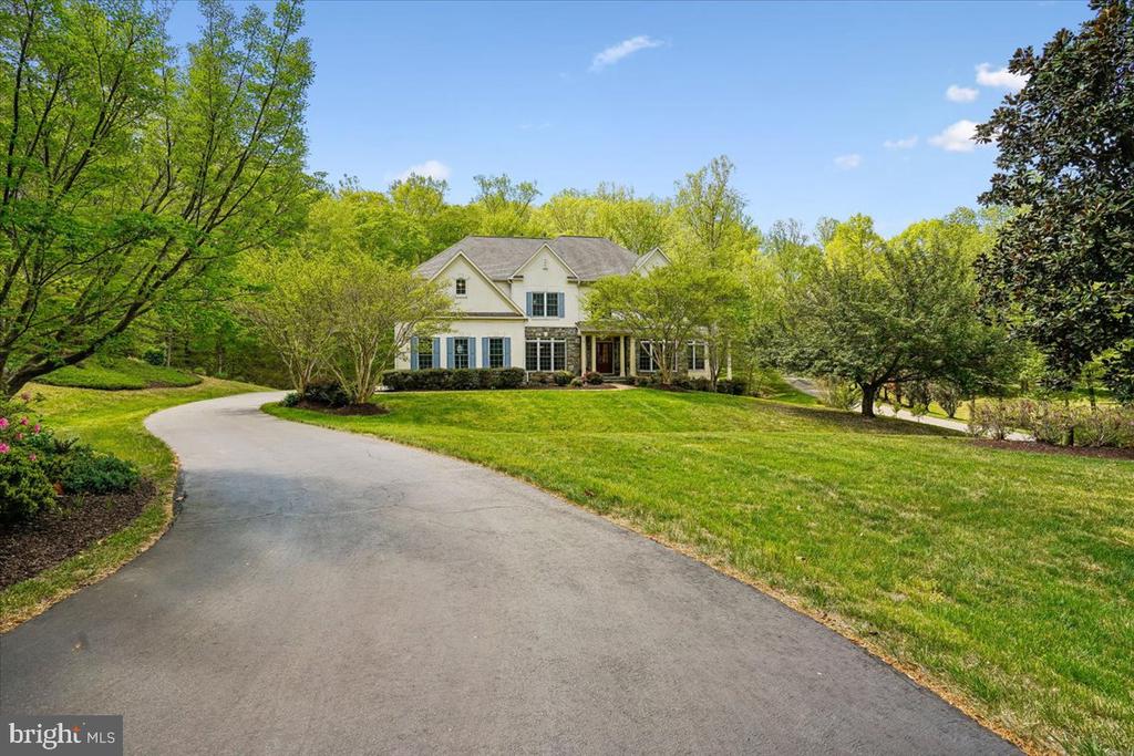 8220 ROSELAND DRIVE