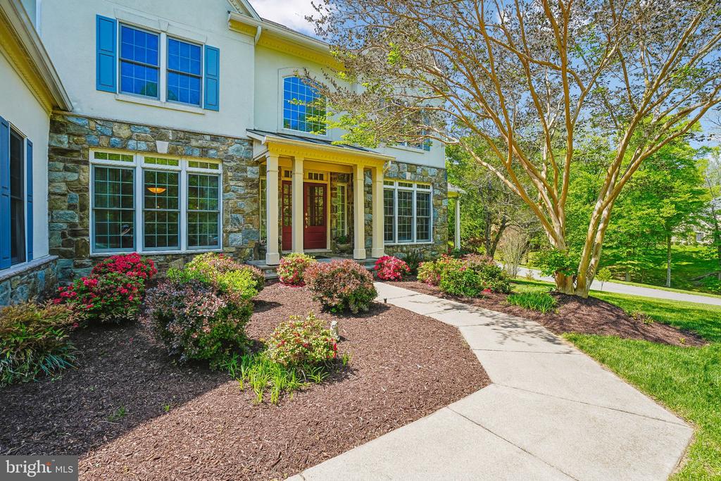 8220 ROSELAND DRIVE