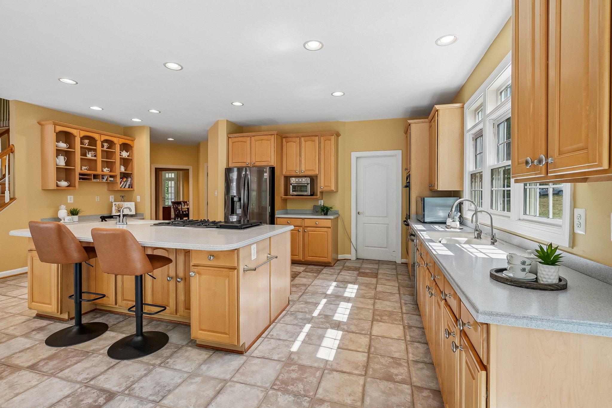 8220 ROSELAND DRIVE
