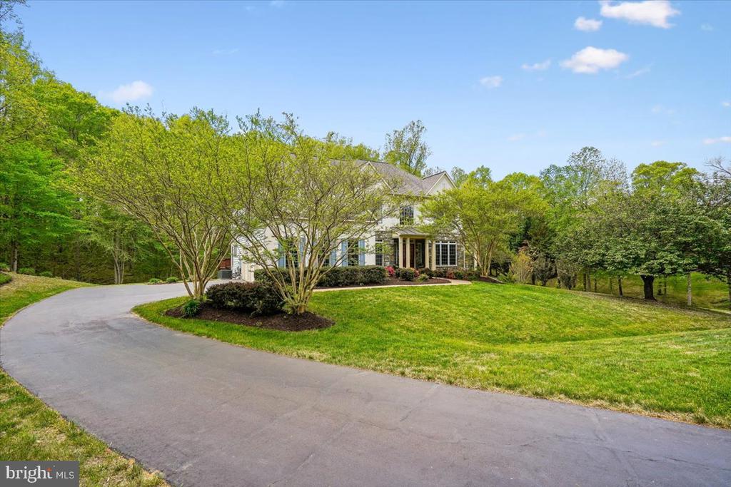 8220 ROSELAND DRIVE