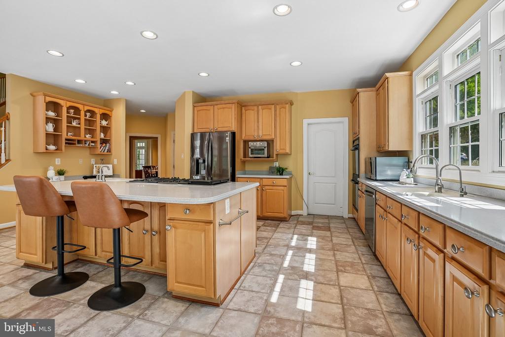 8220 ROSELAND DRIVE