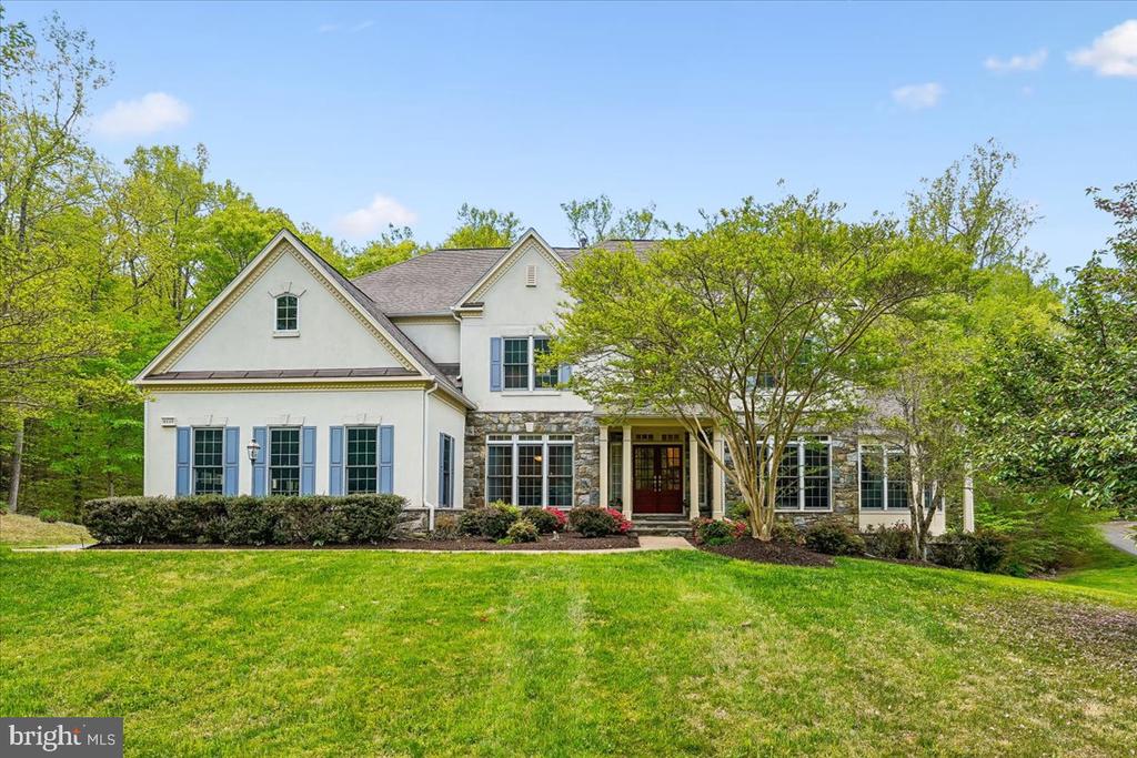 8220 ROSELAND DRIVE