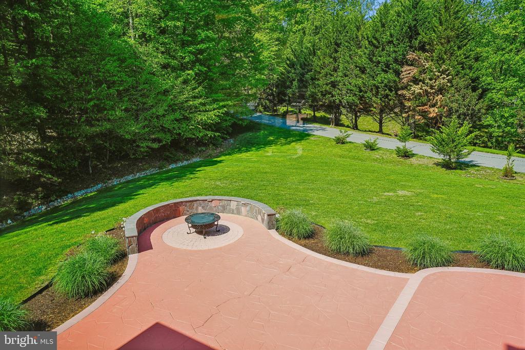 8220 ROSELAND DRIVE