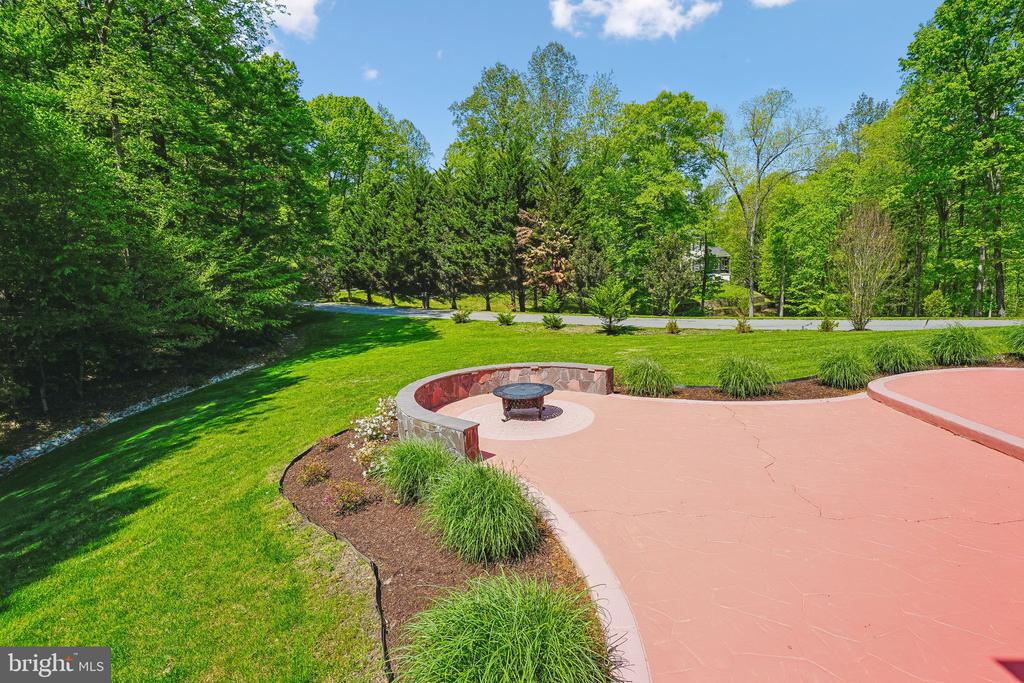 8220 ROSELAND DRIVE
