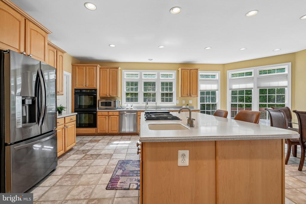 8220 ROSELAND DRIVE