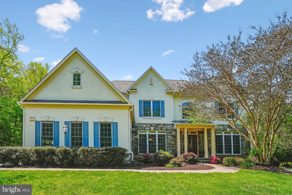 8220 ROSELAND DRIVE