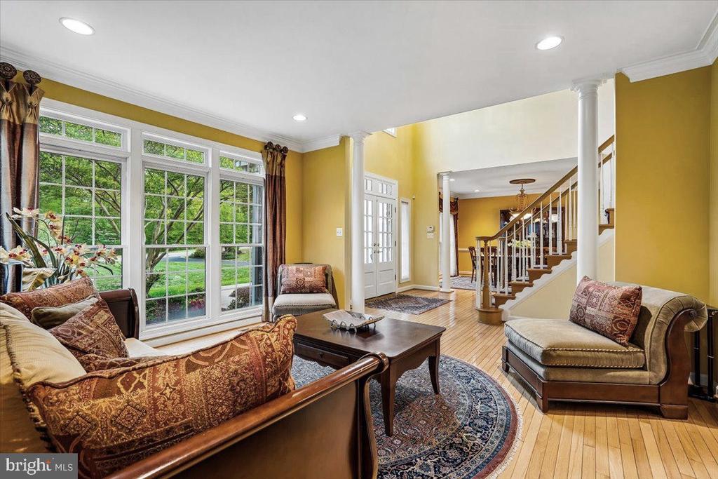 8220 ROSELAND DRIVE