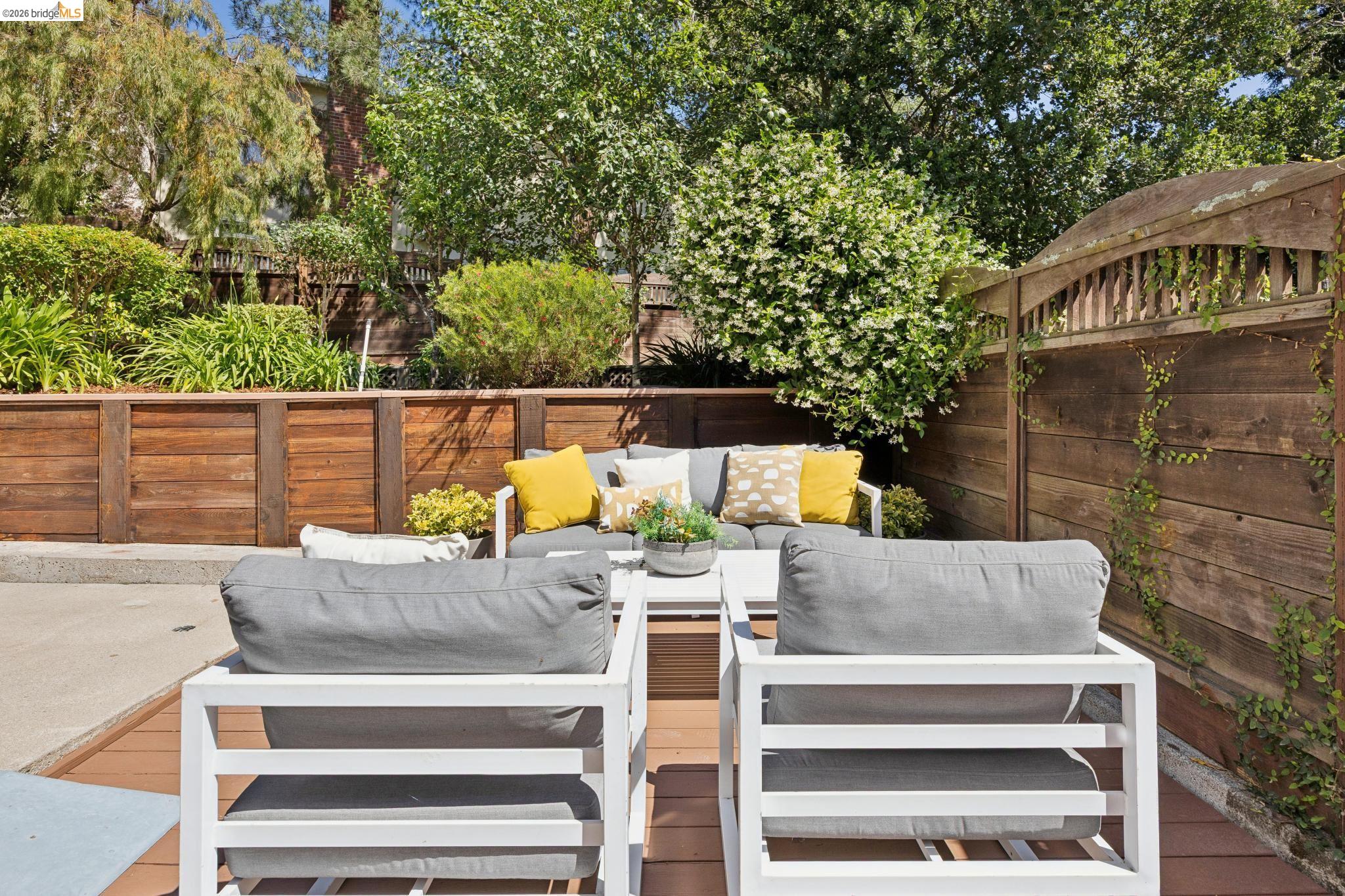 976 Grosvenor Pl