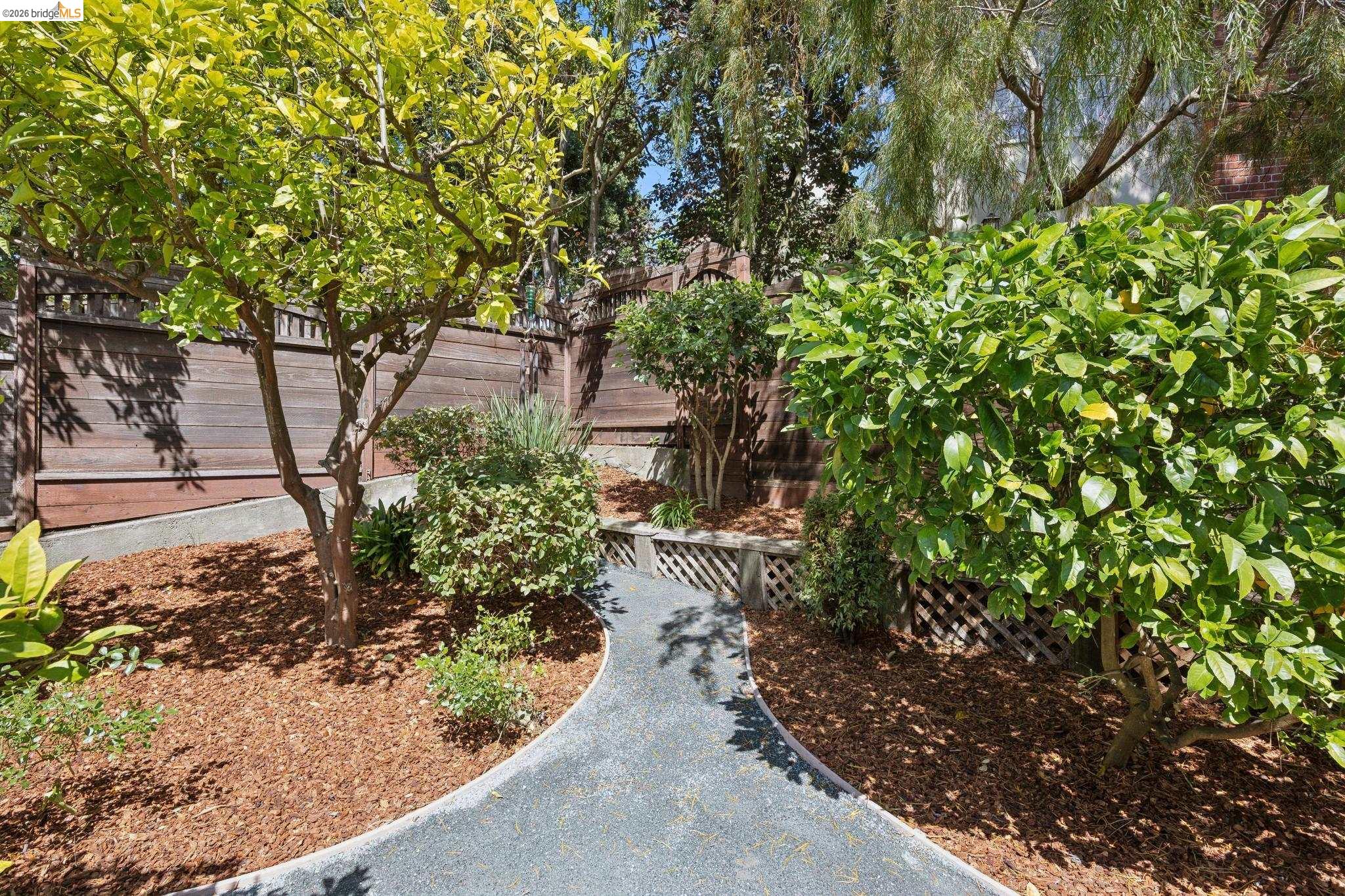 976 Grosvenor Pl