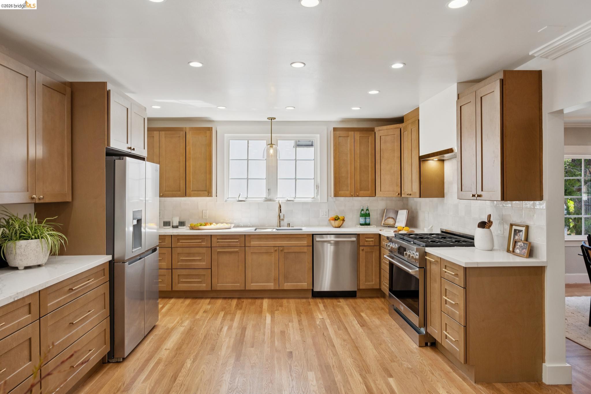 976 Grosvenor Pl