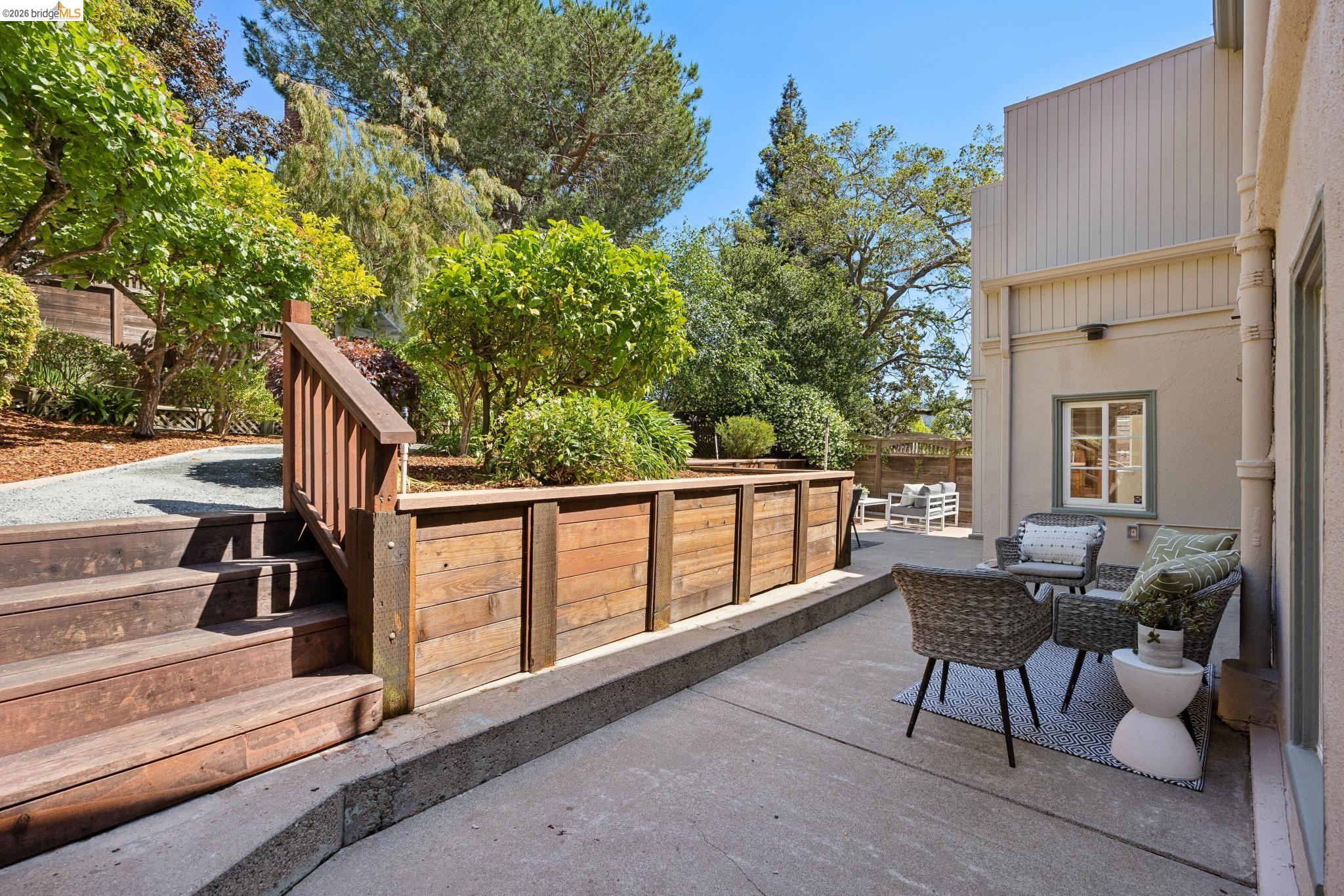 976 Grosvenor Pl