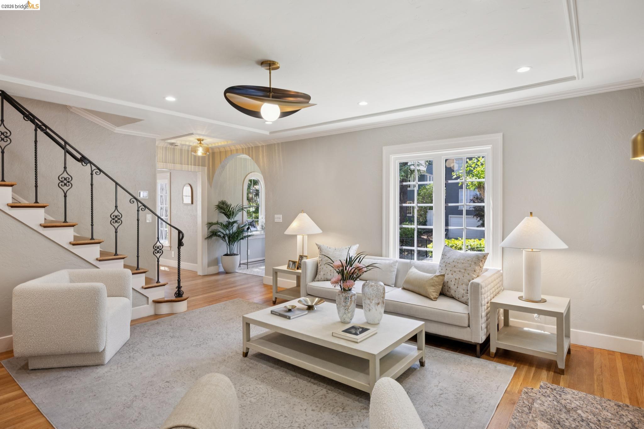 976 Grosvenor Pl