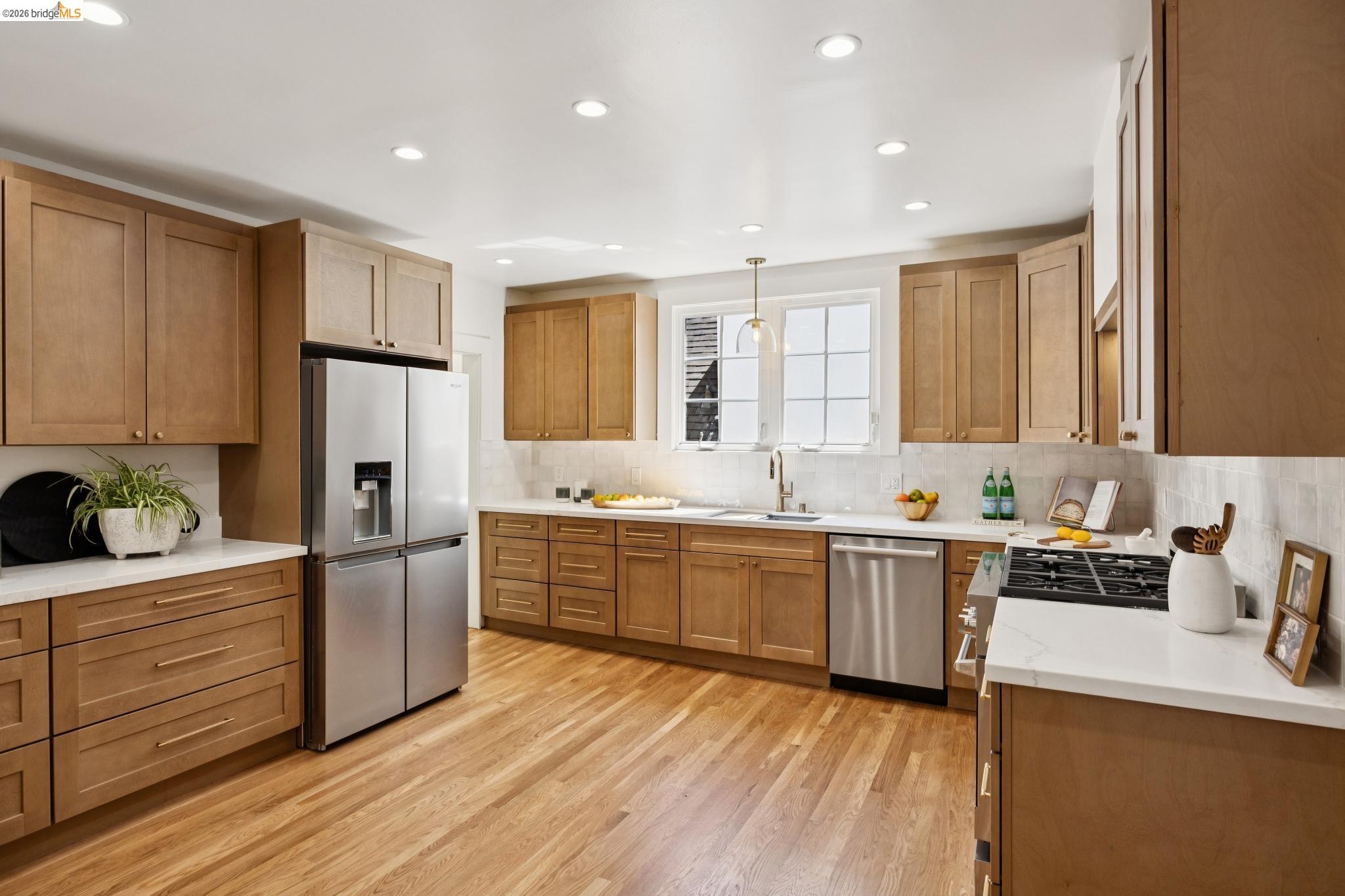 976 Grosvenor Pl