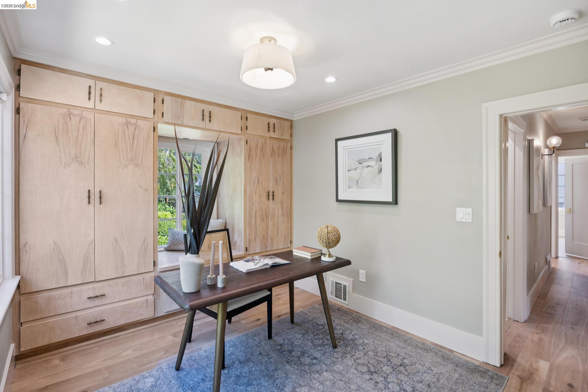976 Grosvenor Pl