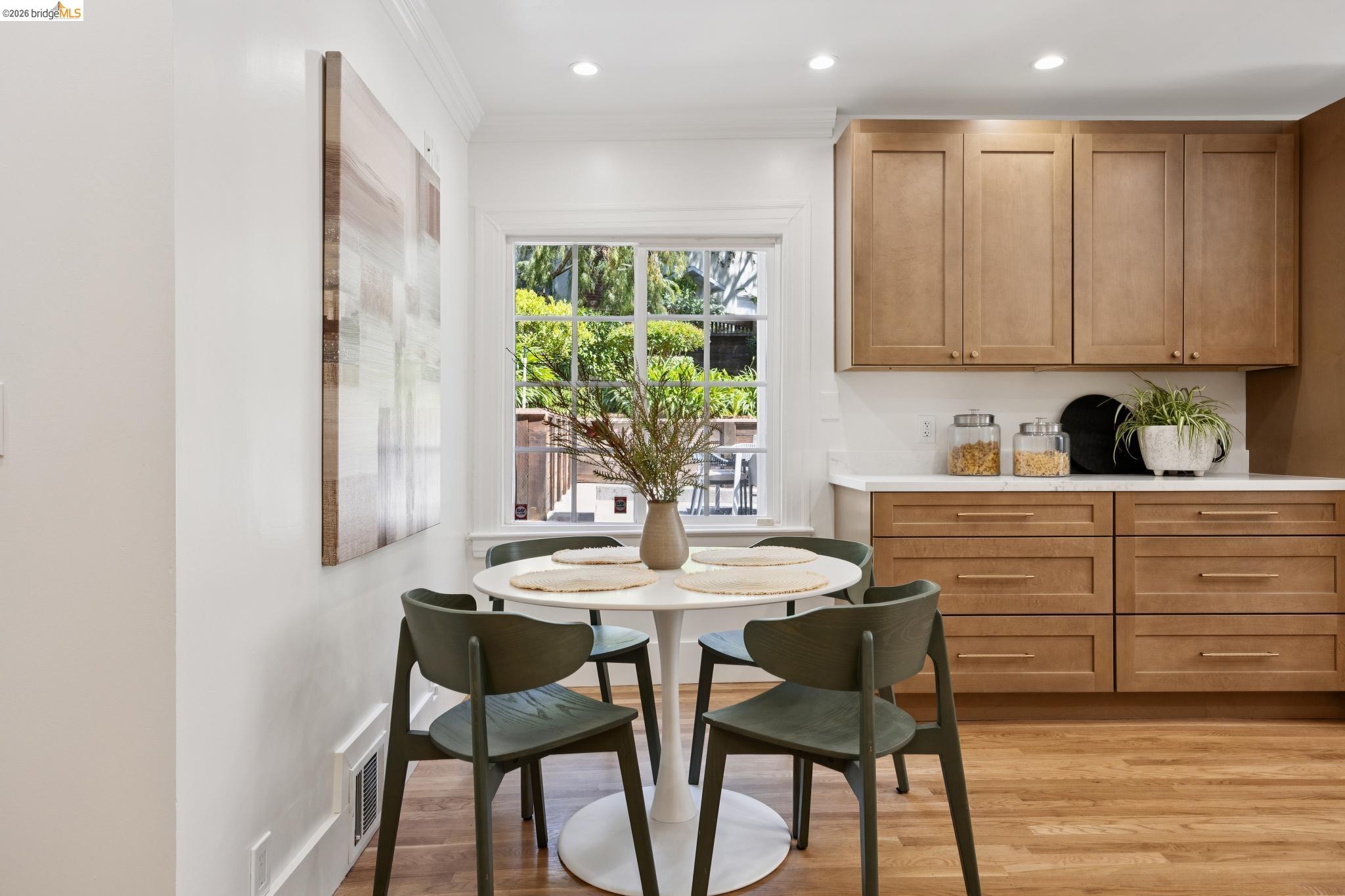 976 Grosvenor Pl
