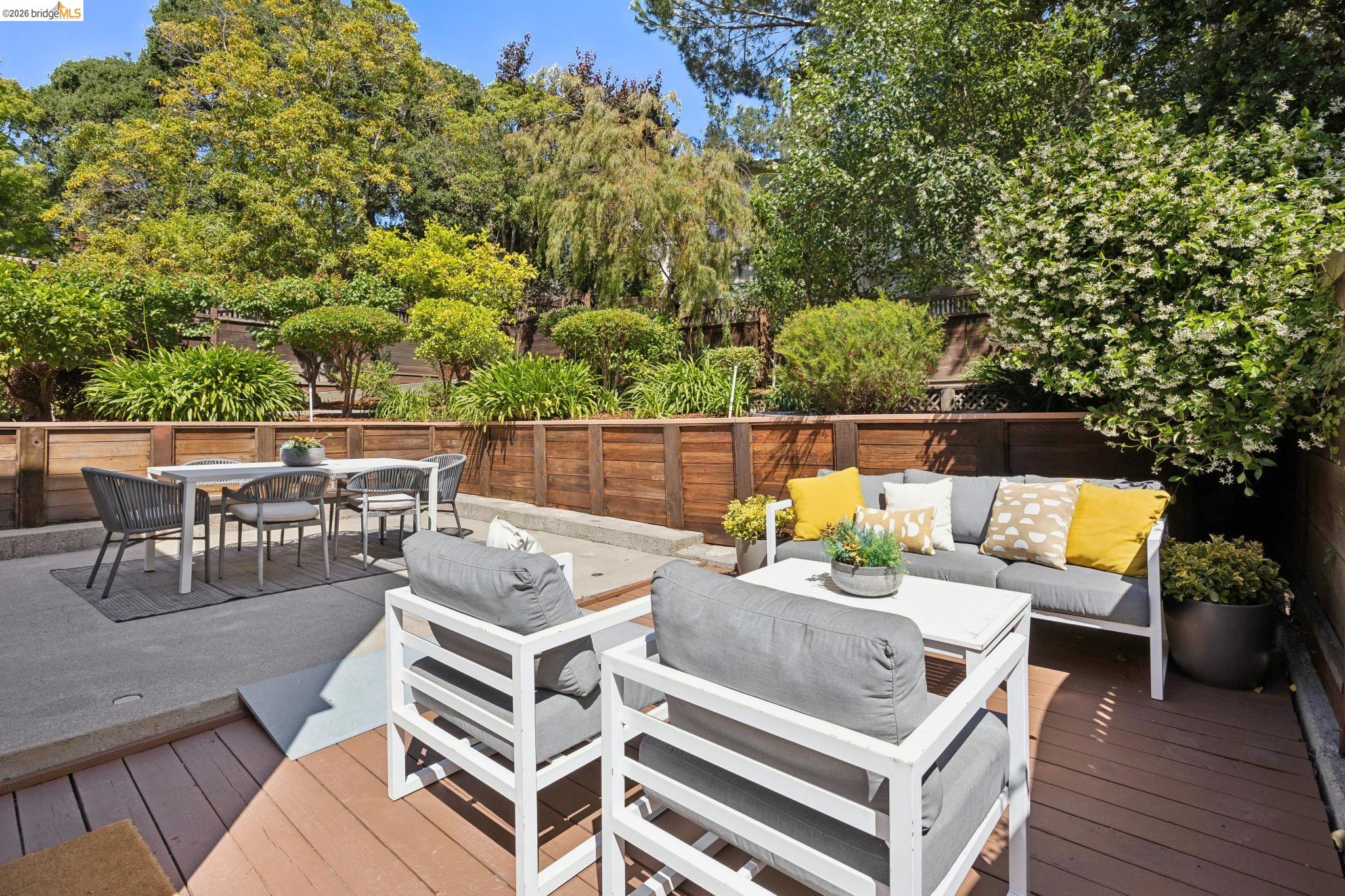 976 Grosvenor Pl