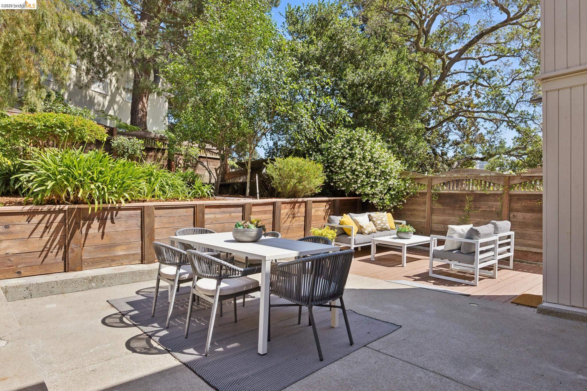 976 Grosvenor Pl