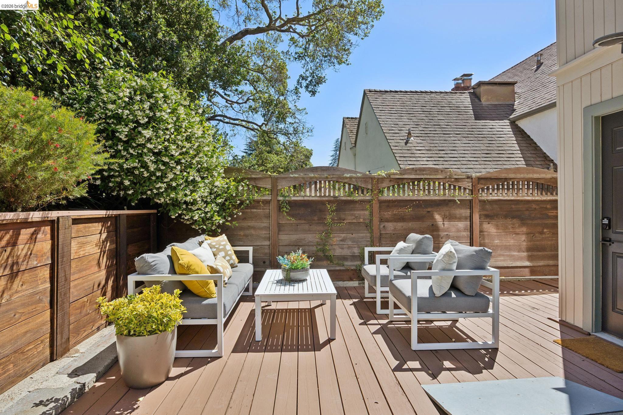 976 Grosvenor Pl