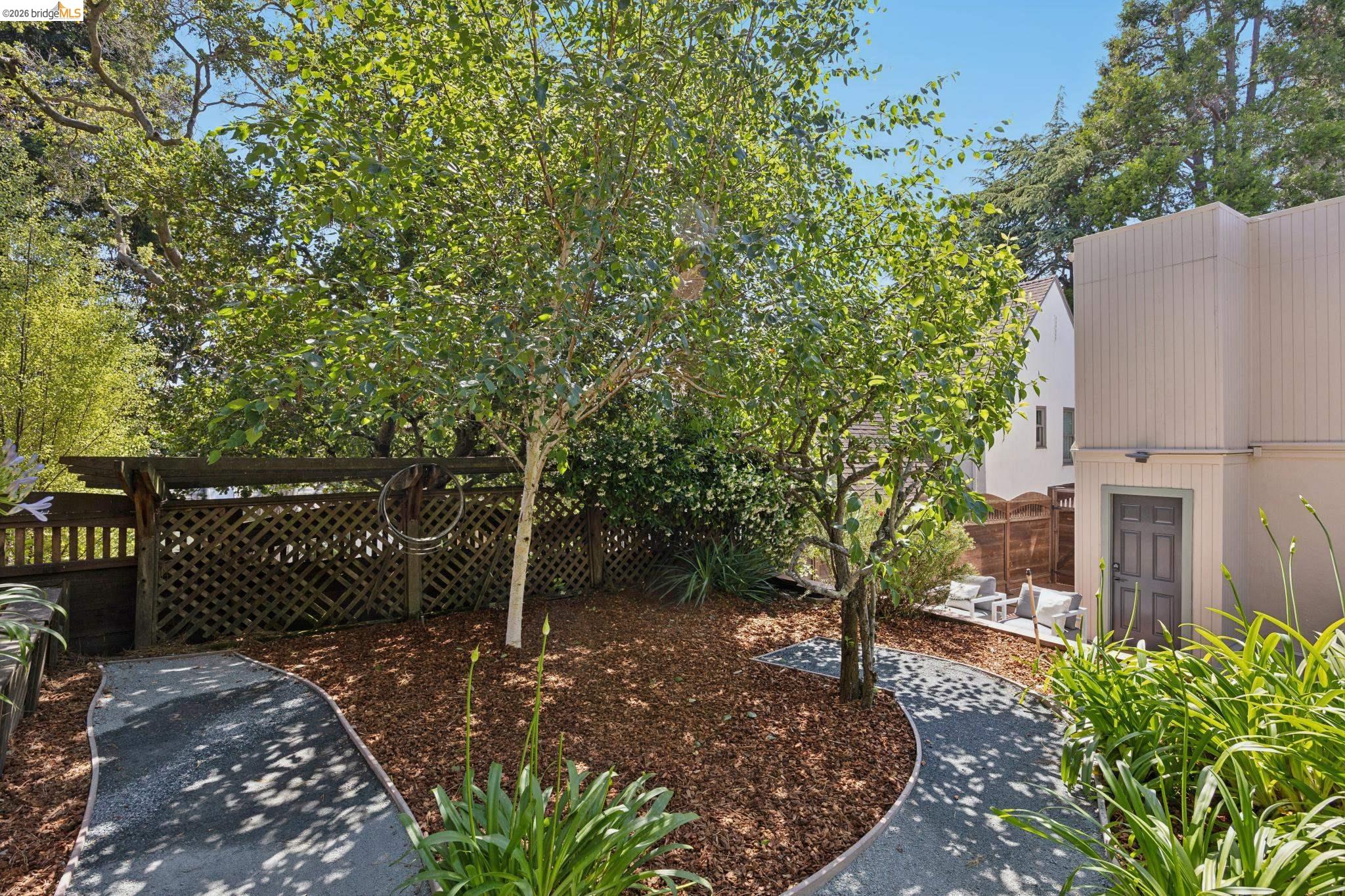 976 Grosvenor Pl