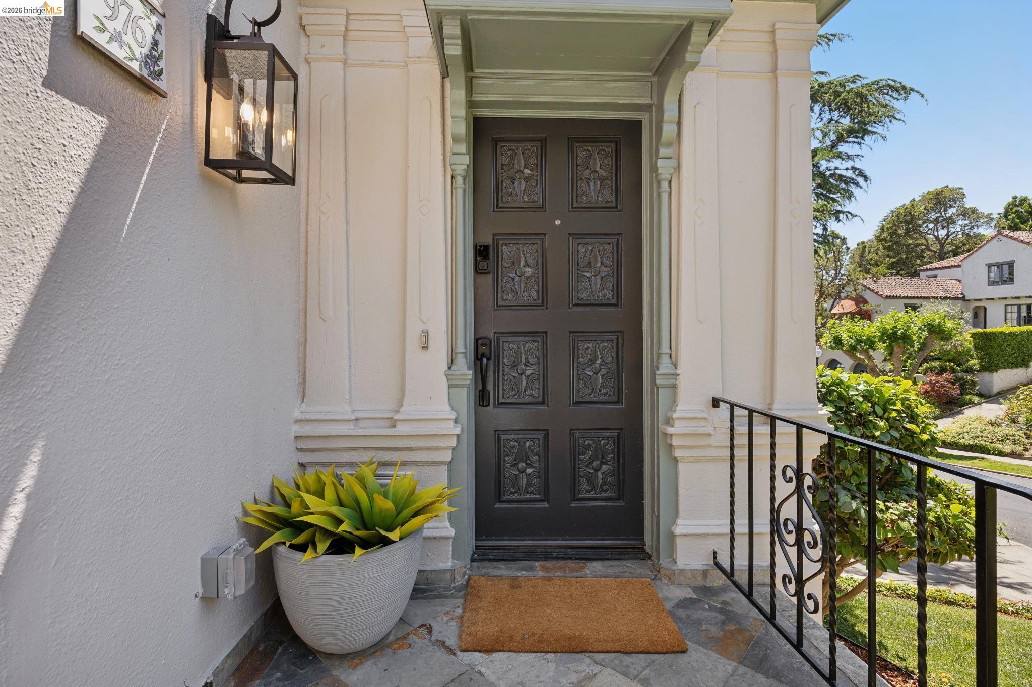 976 Grosvenor Pl