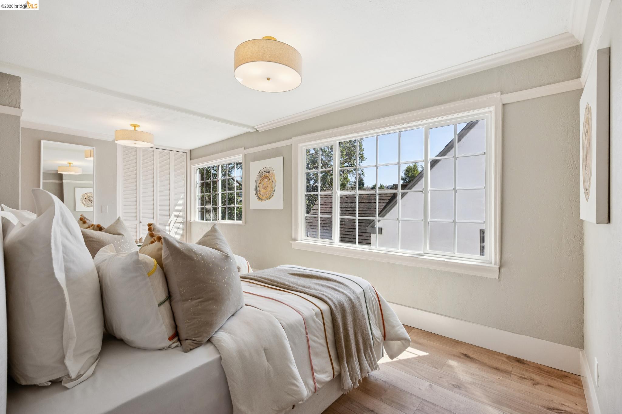 976 Grosvenor Pl