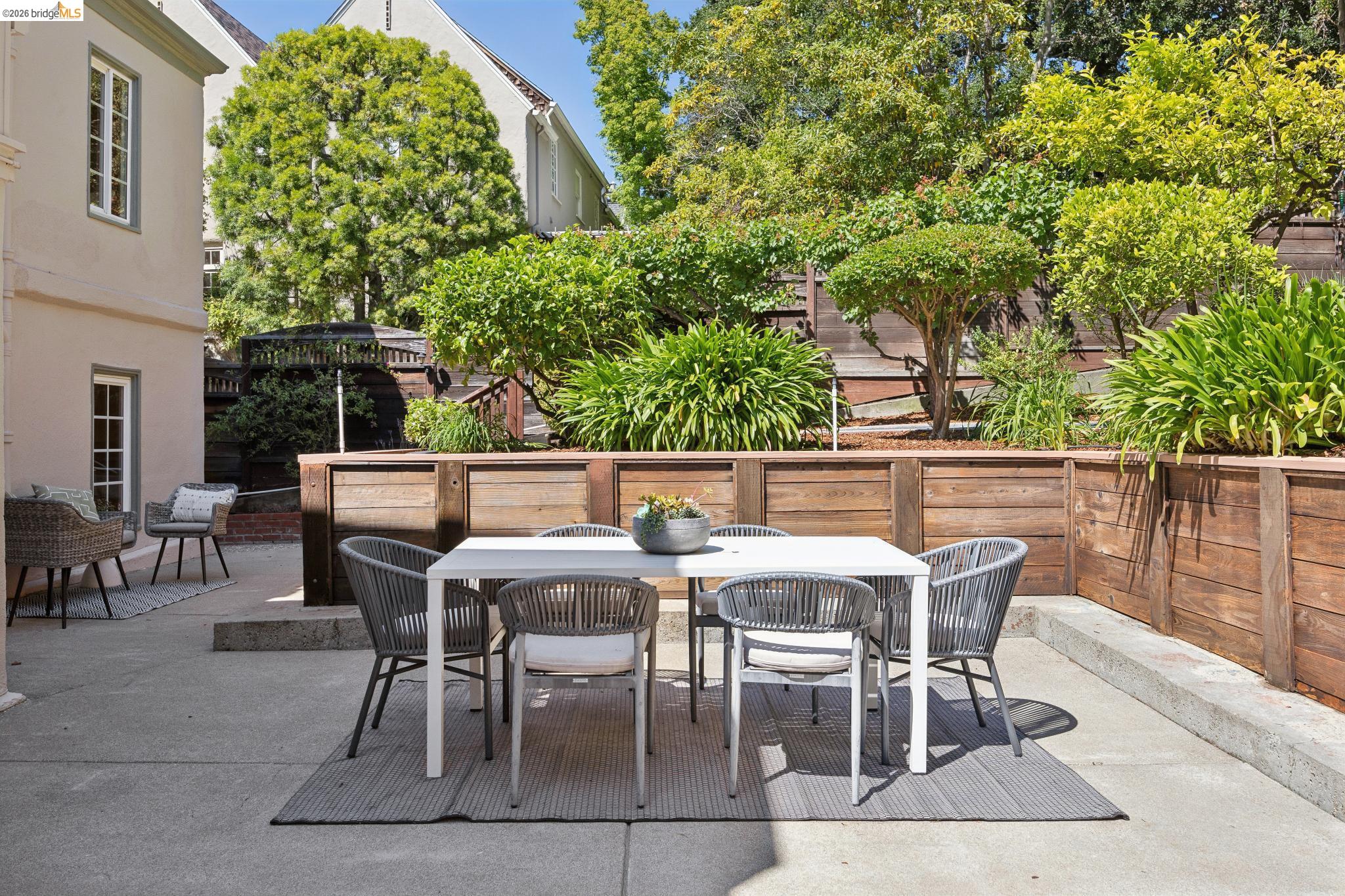 976 Grosvenor Pl