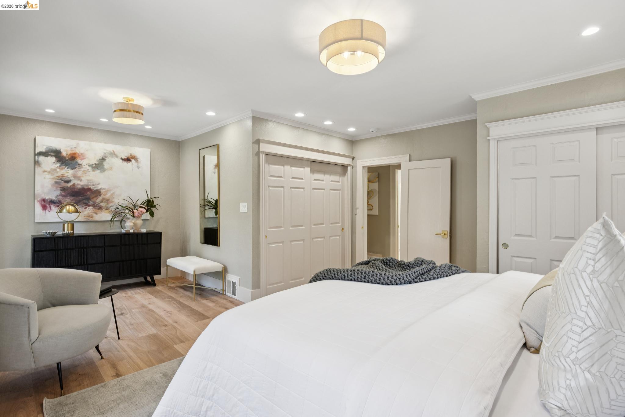 976 Grosvenor Pl