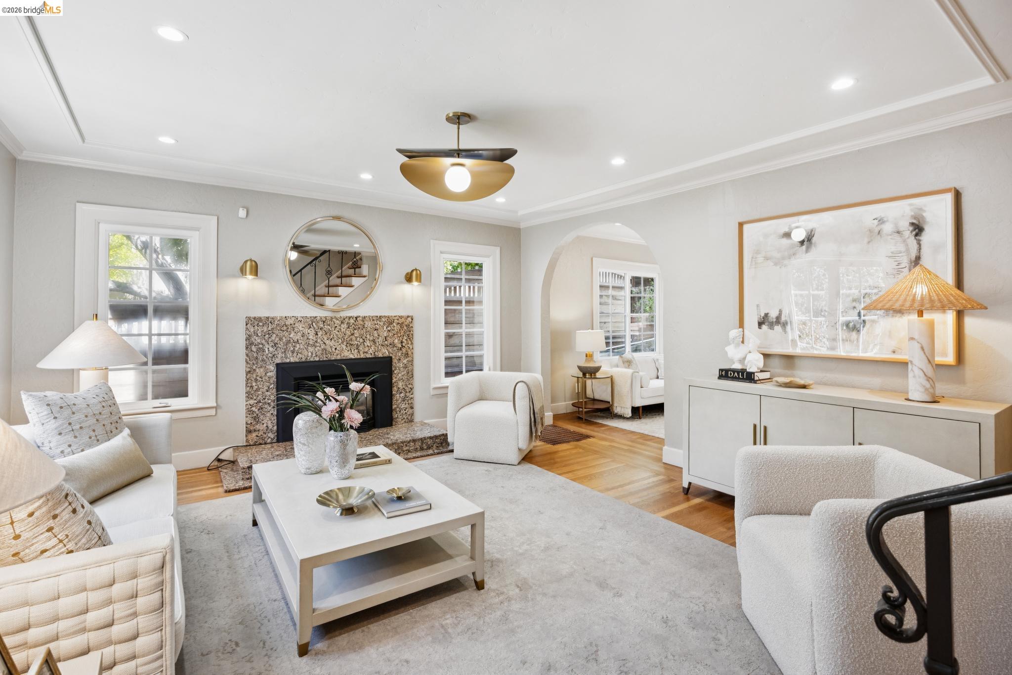 976 Grosvenor Pl