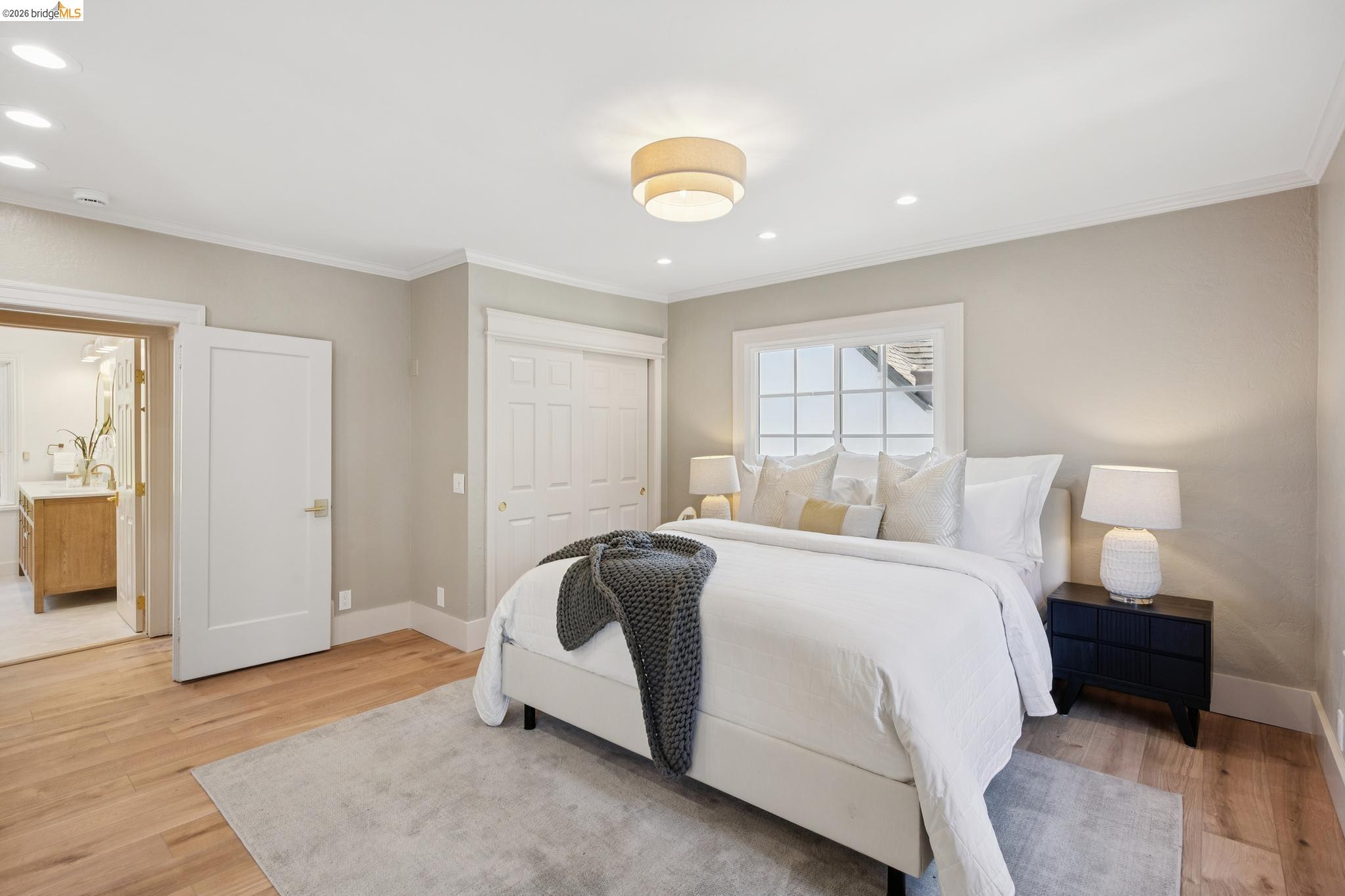 976 Grosvenor Pl