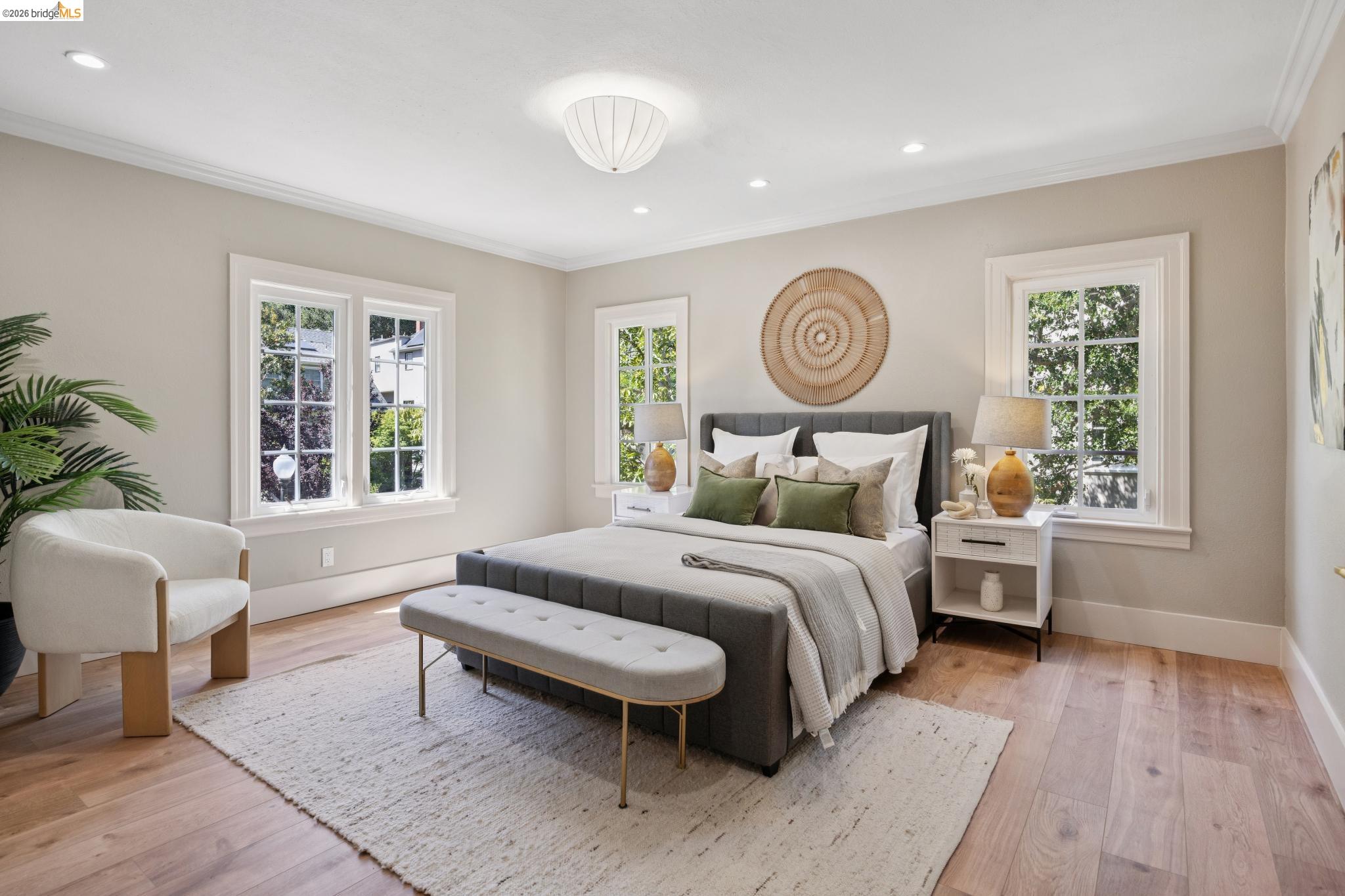 976 Grosvenor Pl