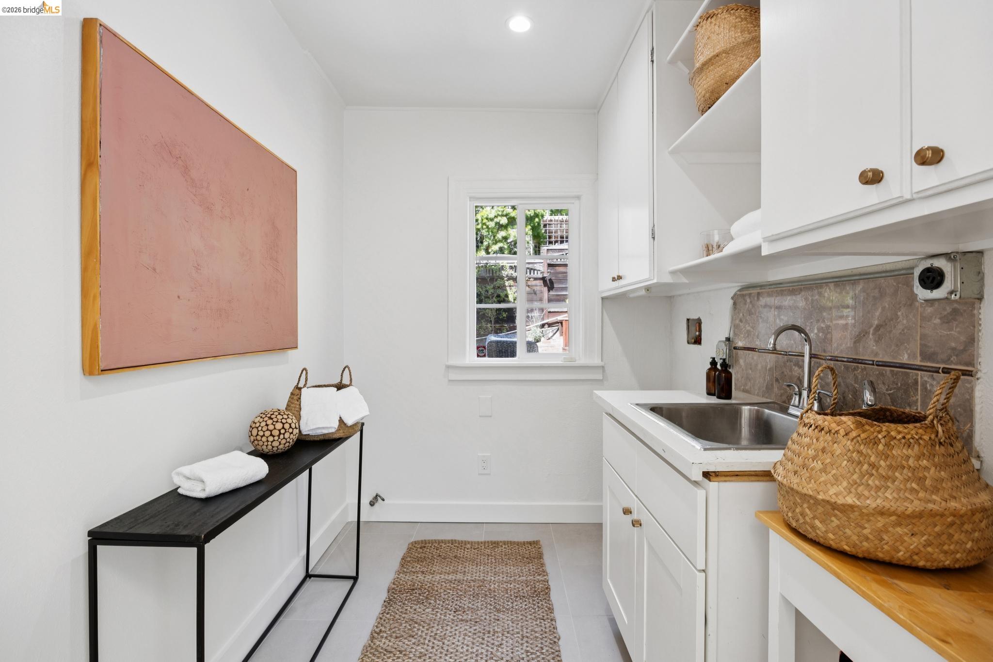 976 Grosvenor Pl