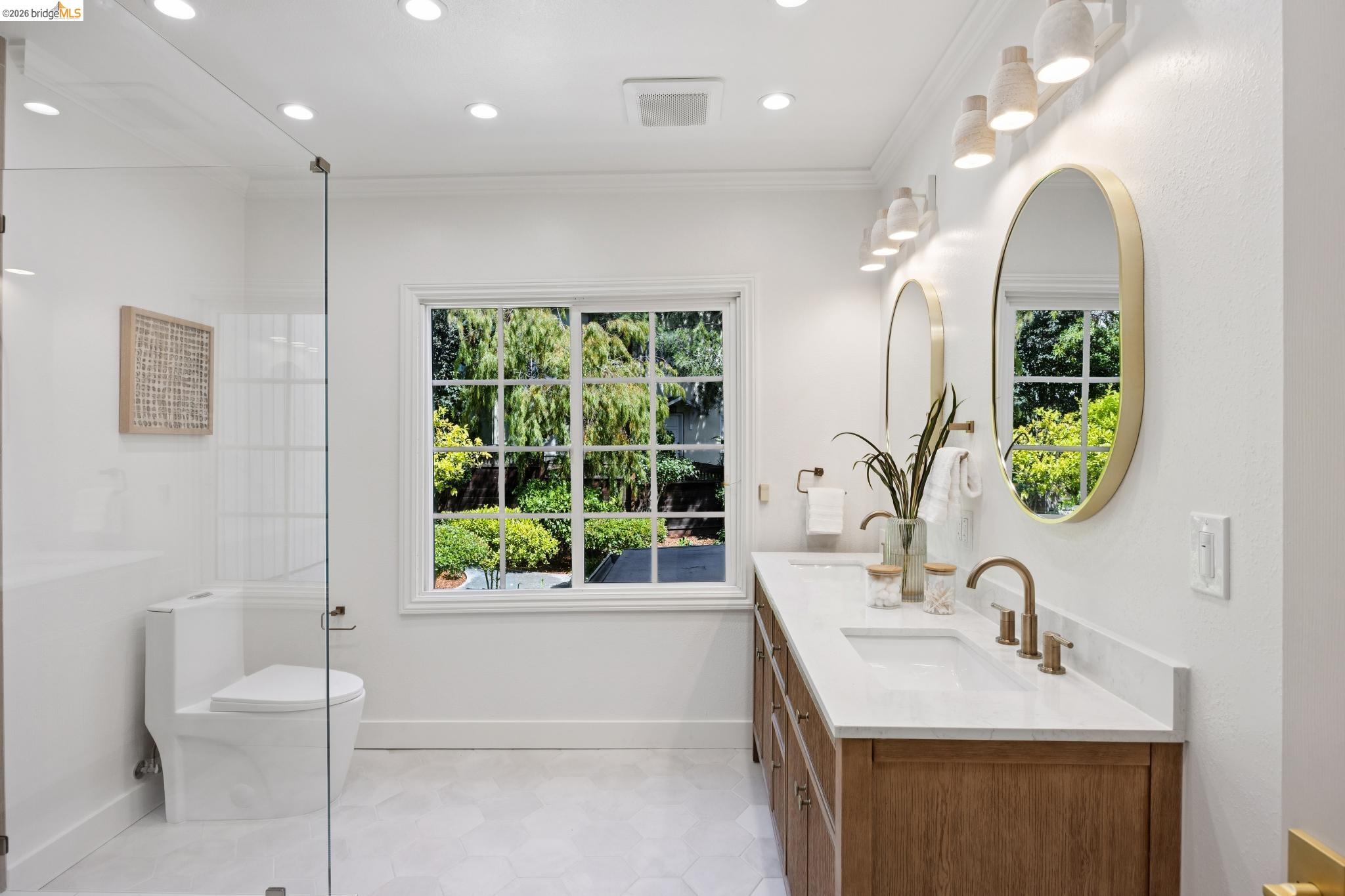 976 Grosvenor Pl