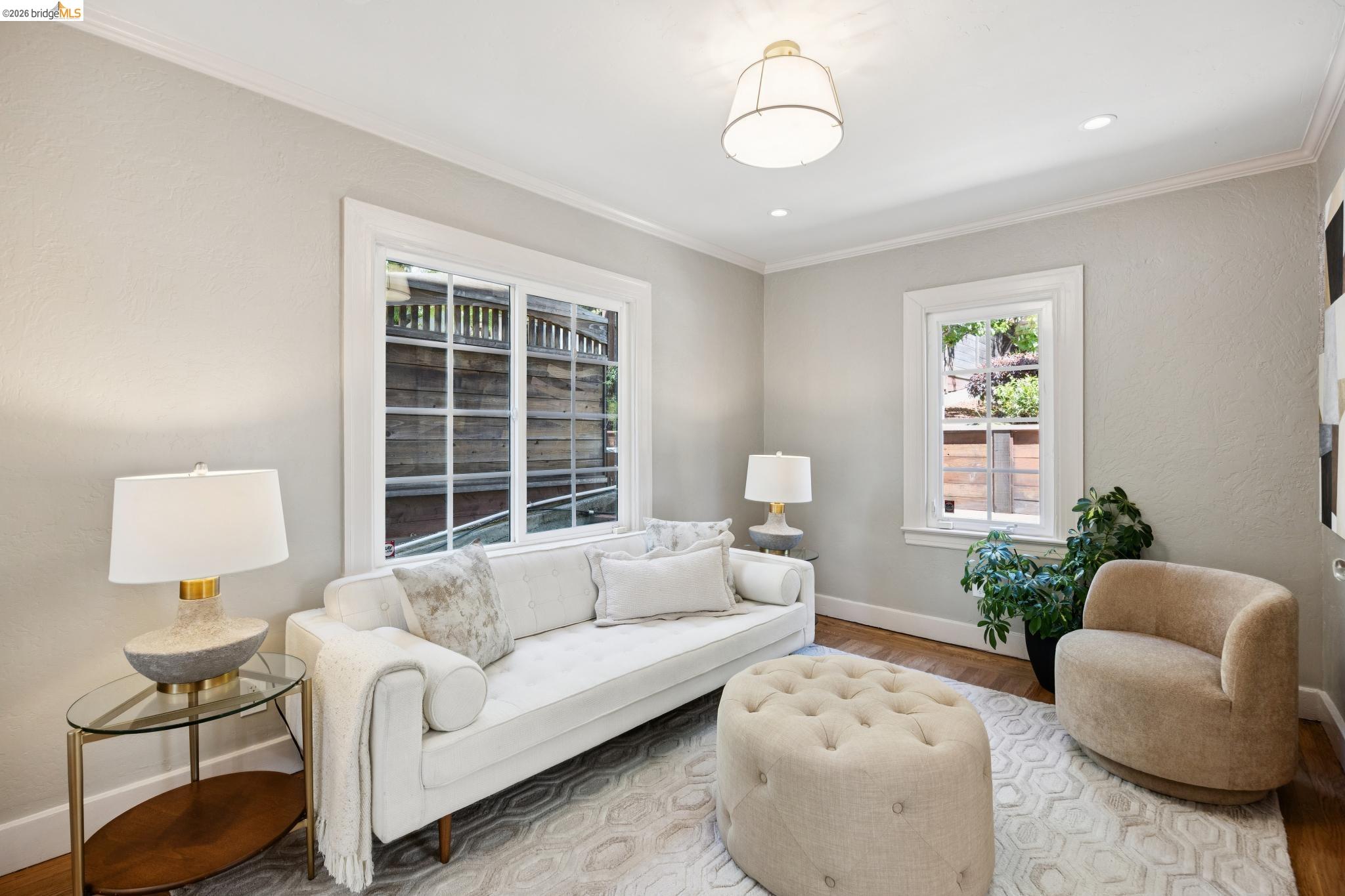 976 Grosvenor Pl