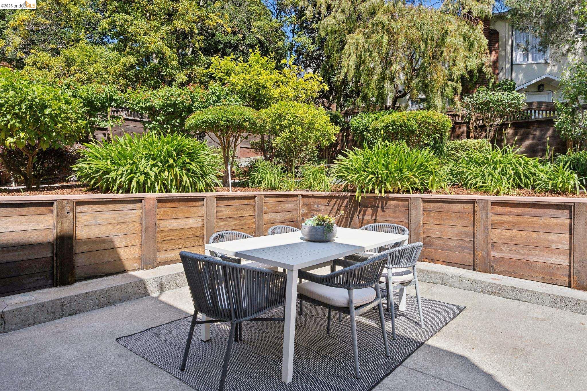 976 Grosvenor Pl