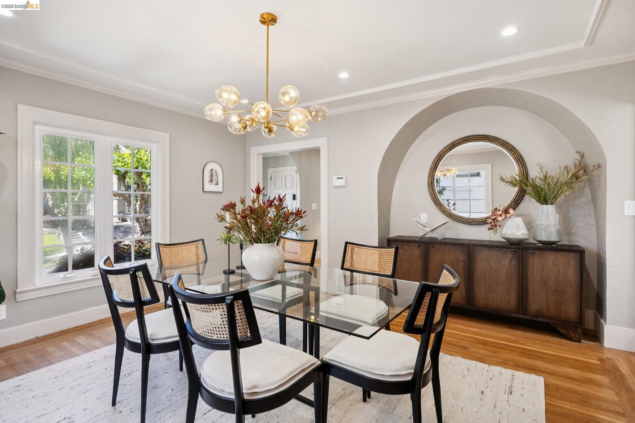976 Grosvenor Pl