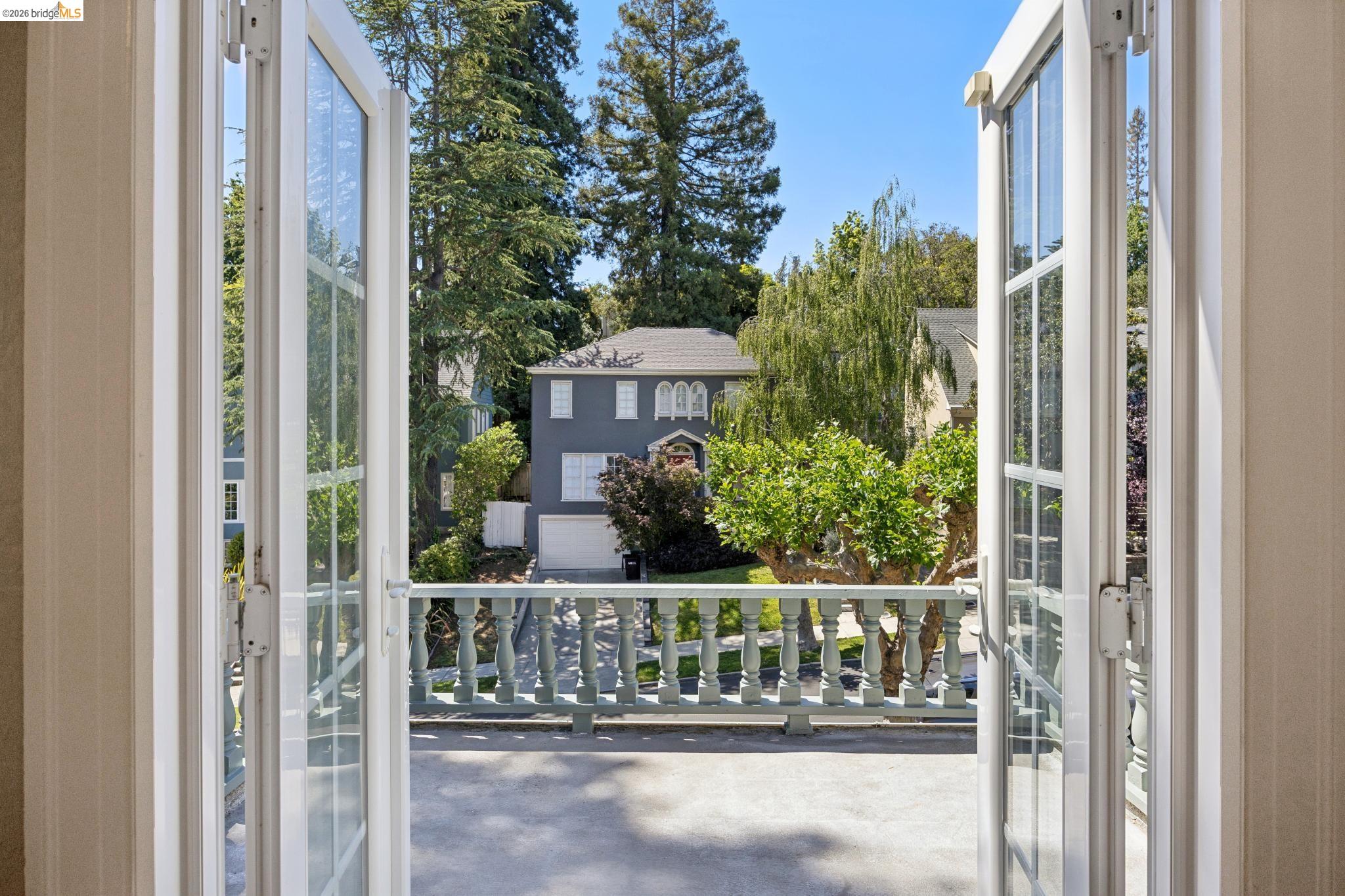 976 Grosvenor Pl
