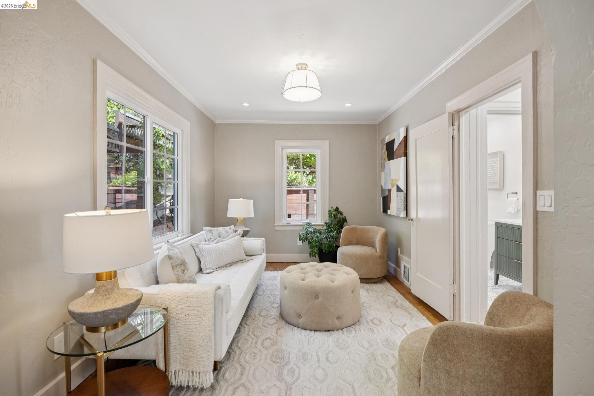 976 Grosvenor Pl