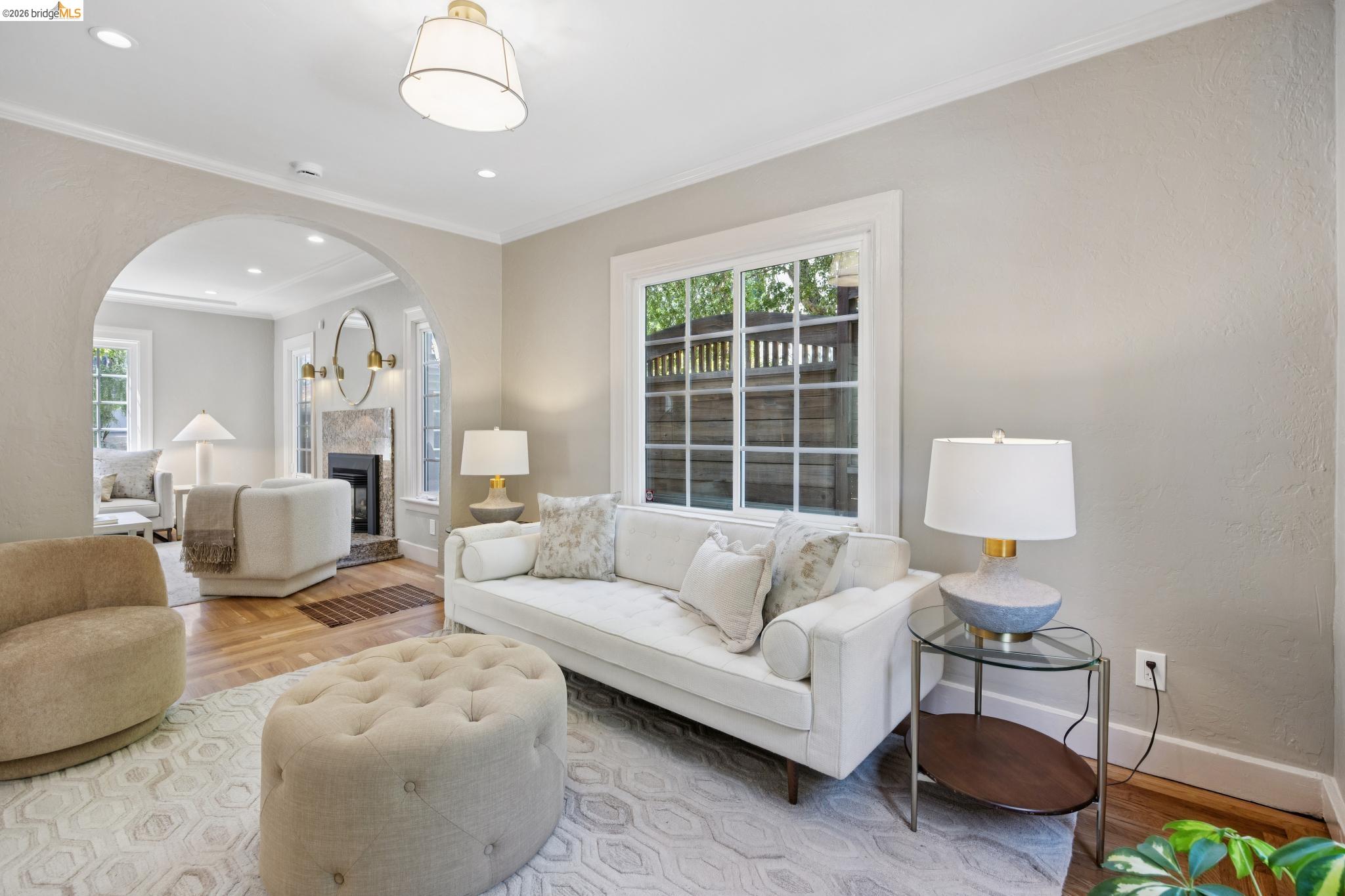 976 Grosvenor Pl