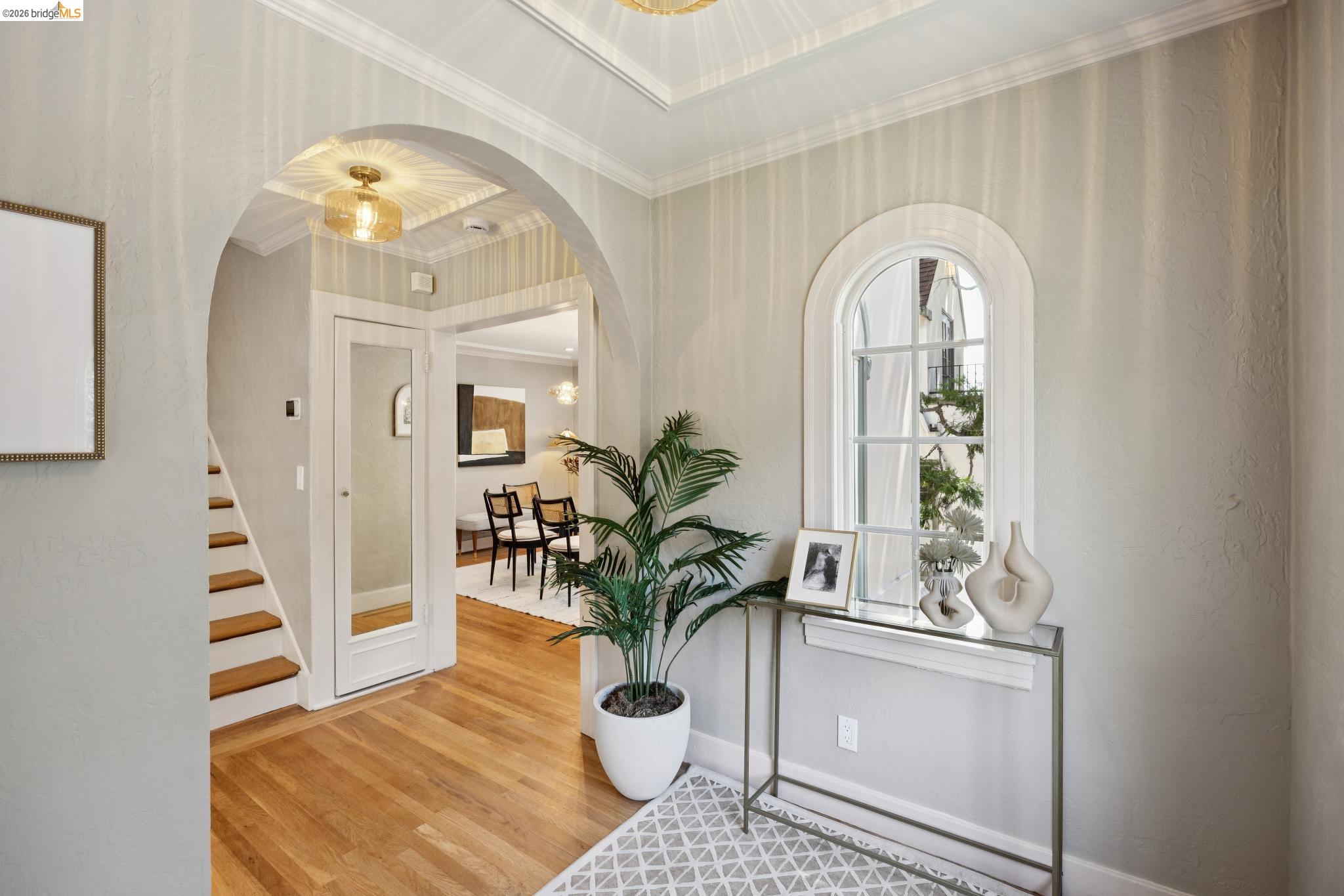 976 Grosvenor Pl