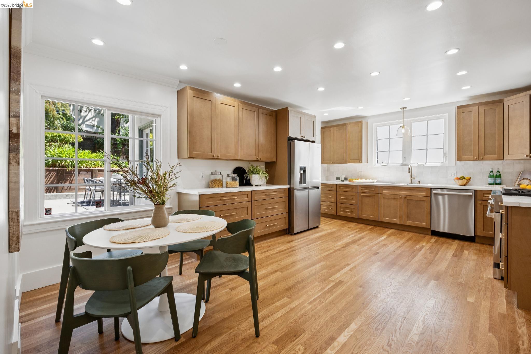 976 Grosvenor Pl